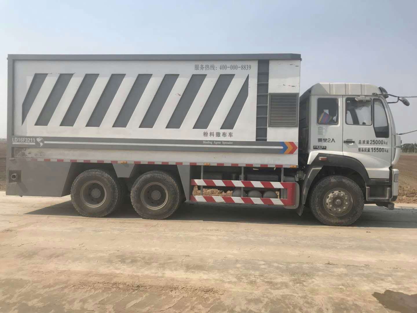 水泥撒布車(chē)租賃分享撒布車(chē)的特點(diǎn)是什么？